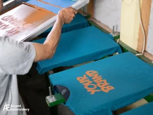 Transferring screenprinting ink to the shirt Transferring screenprinting ink to the shirt